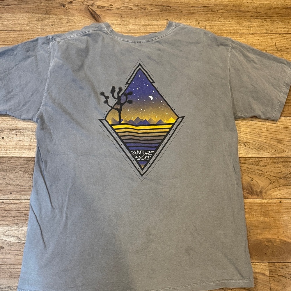 Natur Backs Gray Graphic T-Shirt